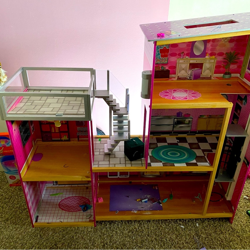 Huge dollhouse for barbies!